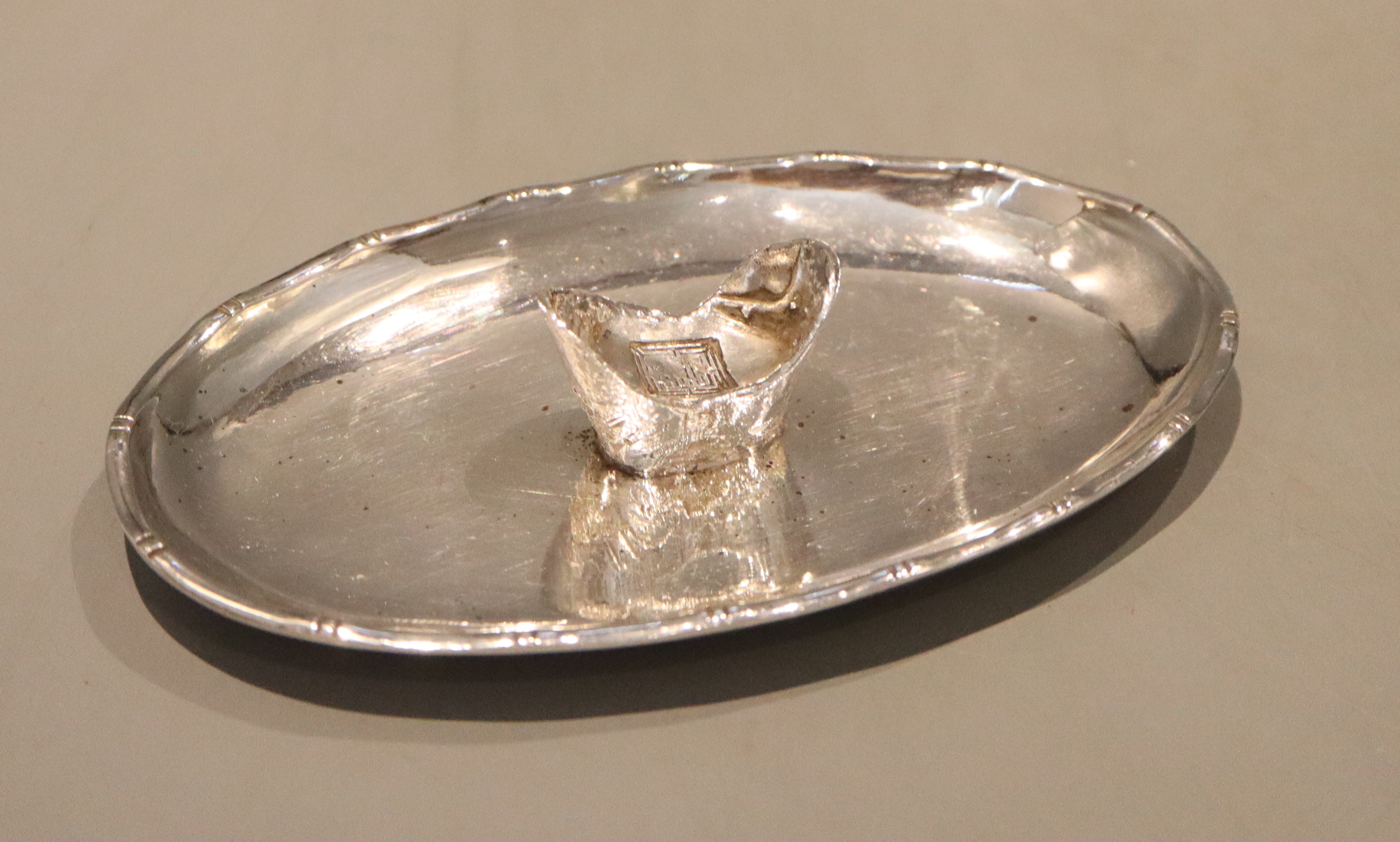 A Chinese white metal oval pen rest by Wai Kee, 12.7cm, 3.5 oz,